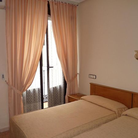 Hostal Fernandez Madrid Ngoại thất bức ảnh