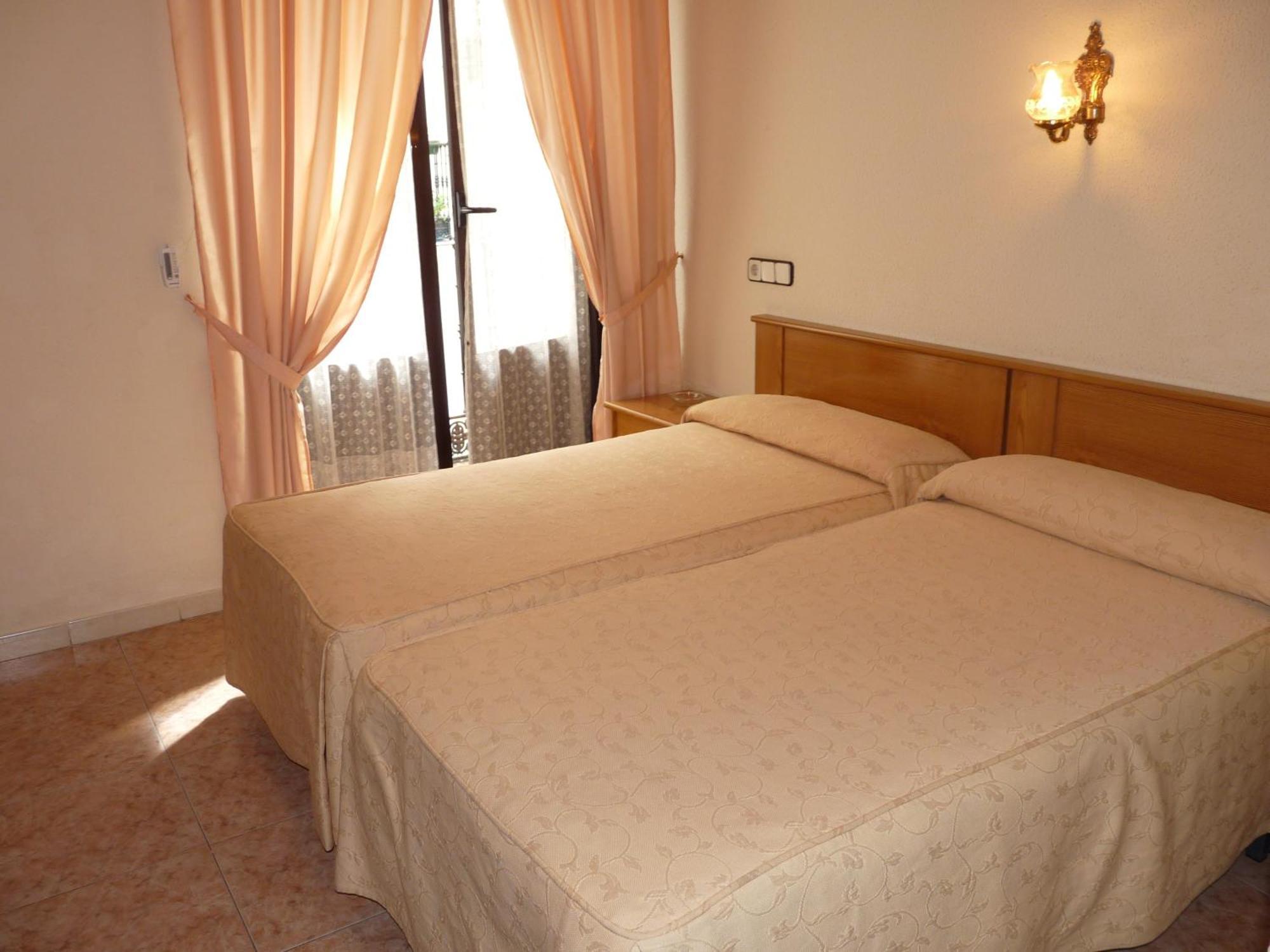 Hostal Fernandez Madrid Ngoại thất bức ảnh