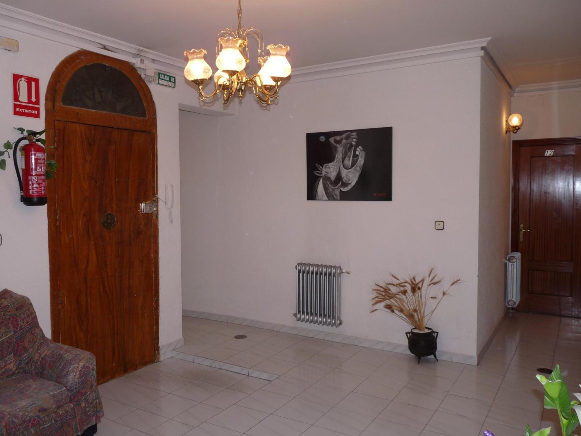 Hostal Fernandez Madrid Ngoại thất bức ảnh