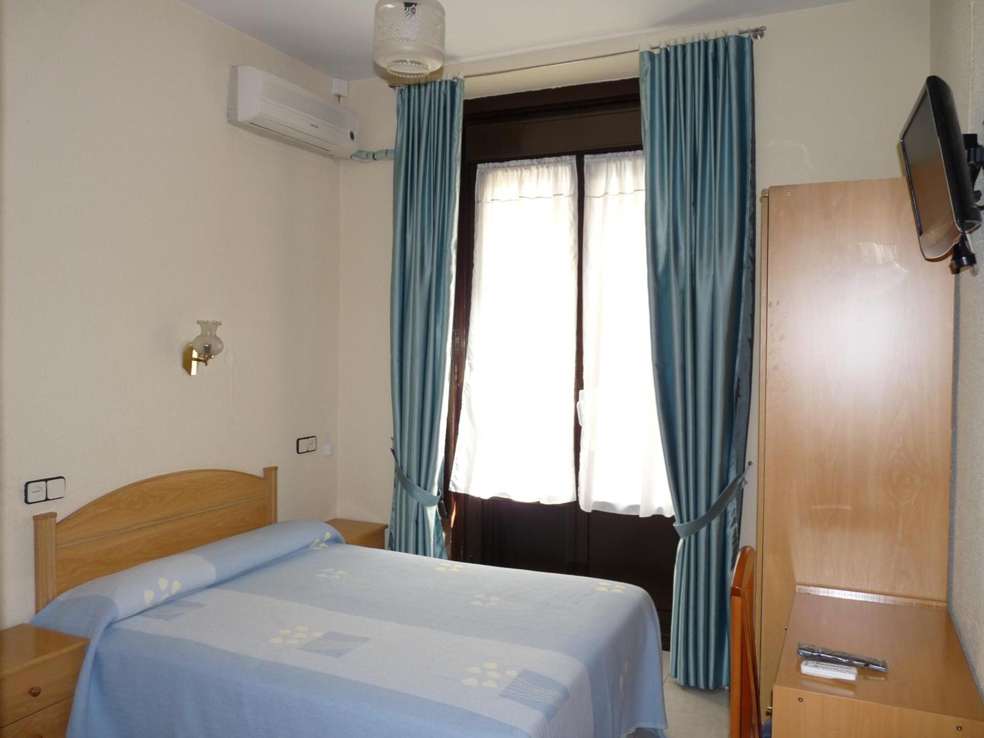 Hostal Fernandez Madrid Ngoại thất bức ảnh