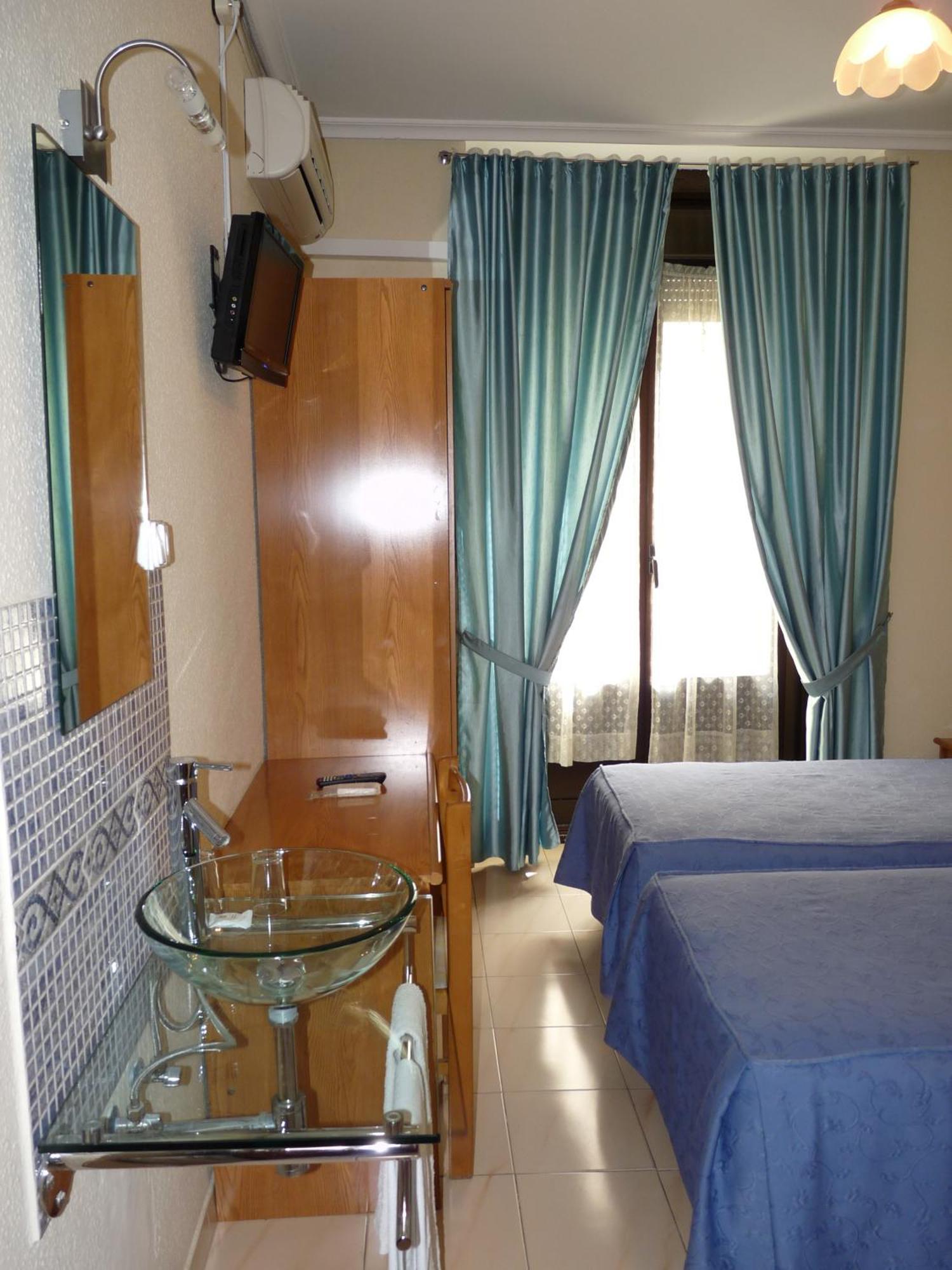 Hostal Fernandez Madrid Ngoại thất bức ảnh