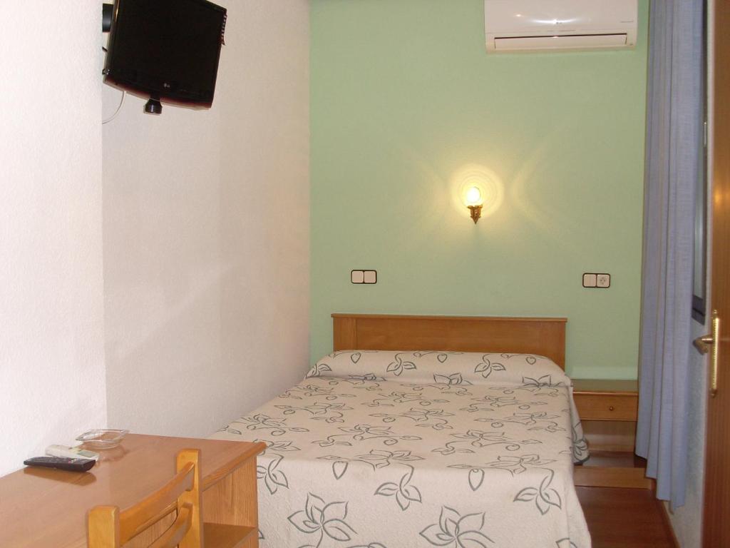 Hostal Fernandez Madrid Ngoại thất bức ảnh